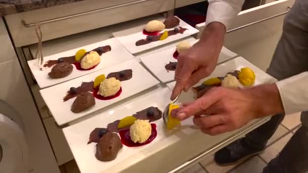 Szef kuchni serwujący pyszny deser z czekoladą i musem waniliowym w restauracji. — Wideo stockowe