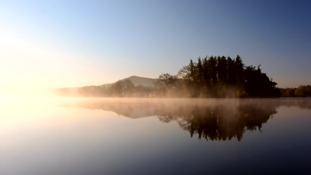 Timelapse sunrise vopar på damm — Stockvideo