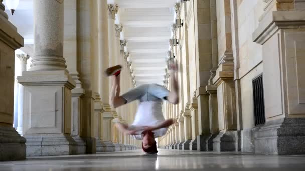 Jóvenes bailarines de breakdance bailando en la calle en Karlovy varían, República Checa — Vídeos de Stock