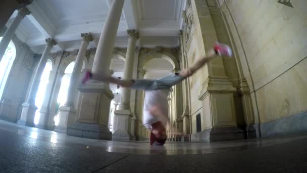 Jóvenes bailarines de breakdance bailando en la calle en Karlovy varían, República Checa — Vídeo de stock