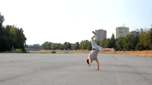 Młody człowiek taniec breakdance na ulicy — Wideo stockowe