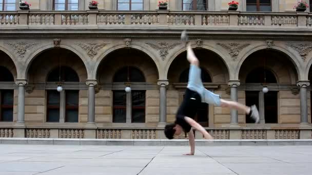 Junger Mann tanzt Breakdance auf der Straße — Stockvideo