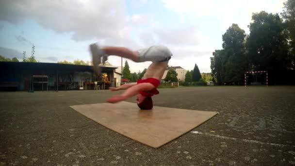 Pazzo ragazzo gira su la sua testa su il strada — Video Stock