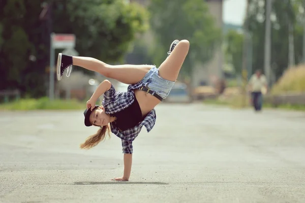 Ung flicka dansa breakdance på gatan — Stockfoto