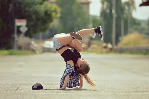 Junges Mädchen tanzt Breakdance auf der Straße — Stockfoto