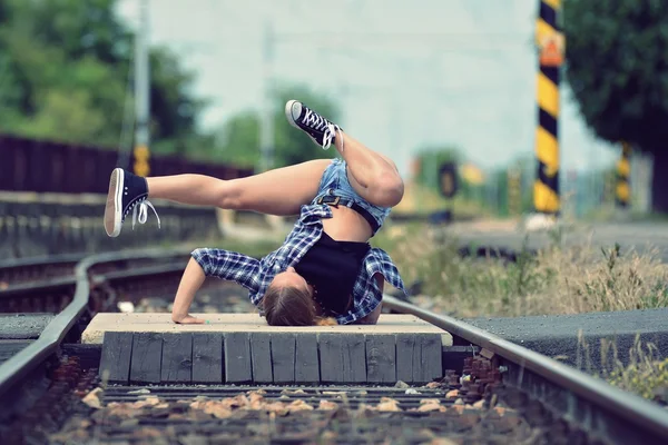 Mladá dívka tančí breakdance na ulici — Stock fotografie