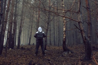Sonbahar sisin içinde kavrulmuş ormandaki adam