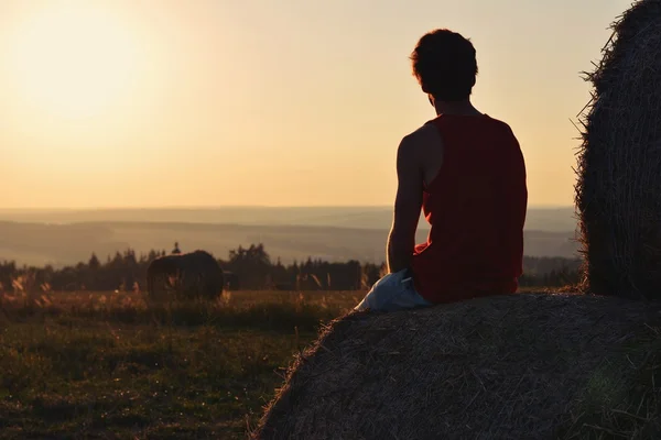 Homem viajante olha para a natureza na República Checa em uma aldeia ao pôr do sol — Fotografia de Stock