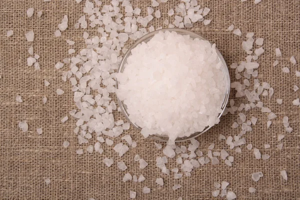 Λευκό αλάτι στο ύφασμα με ρίγανη — Φωτογραφία Αρχείου