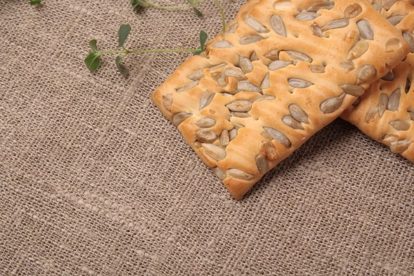 Biscuits aux graines de tournesol sur tissu — Photo