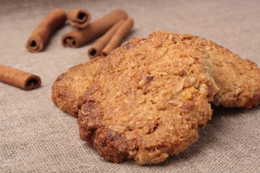 Yulaf ezmeli kurabiye eski ahşap arka plan üzerinde