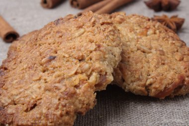 Yulaf ezmeli kurabiye eski ahşap arka plan üzerinde