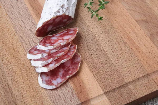 Salami, krojenie z tymiankiem na pokładzie — Zdjęcie stockowe