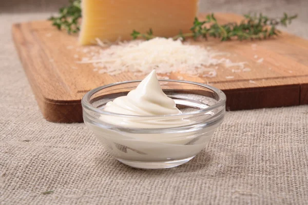 Сыр пармезан и сырный соус — стоковое фото