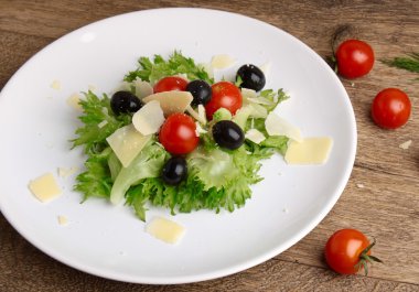 Taze sebze salata domates, zeytin, parmesan peyniri ile