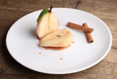 şurubu ile pişmiş armut