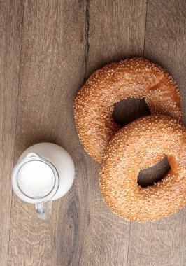 Susam ve süt ile simit