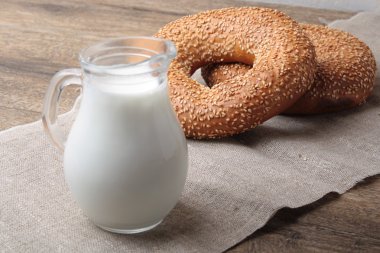 Susam ve süt ile simit