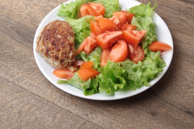 Kızarmış pirzola köfte salata ile