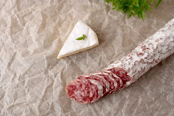Snijd de Salami camembert — Stockfoto