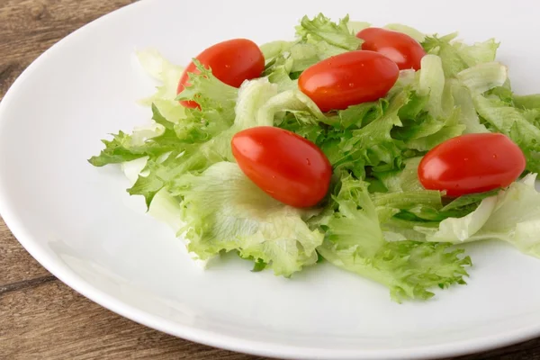 Verse salade op een houten achtergrond — Stockfoto
