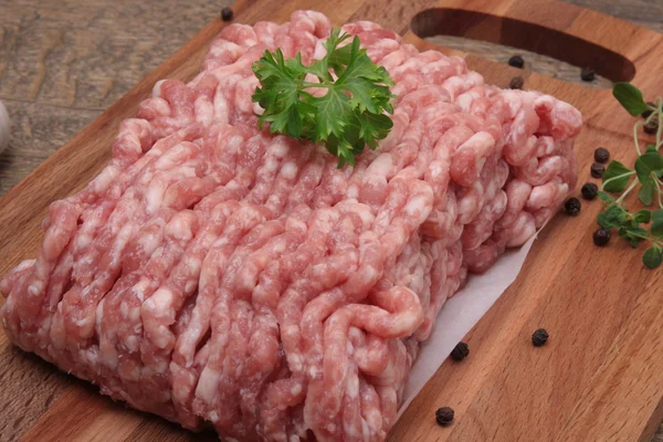 Carne picada crua com pimenta, alho — Fotografia de Stock