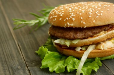 hamburger ve patates ahşap kesme tahtası
