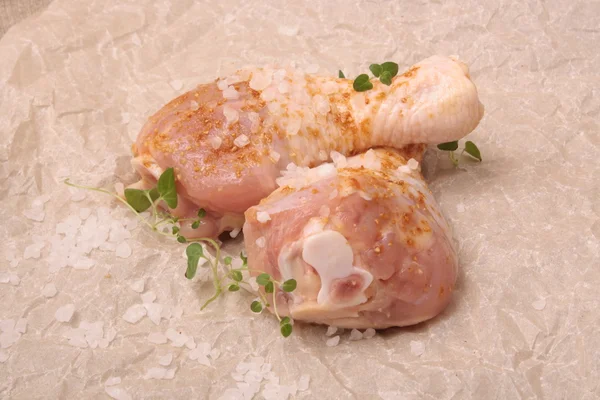 Patas de pollo crudo con especias en el fondo sobre papel — Foto de Stock