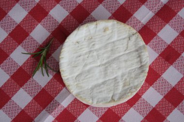 Biberiye kumaş peçeteye Camembert peyniri