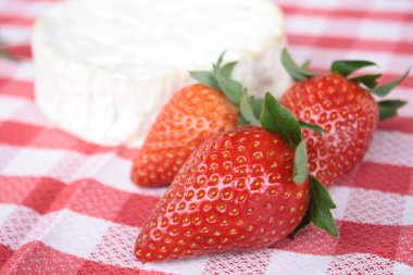 Camembert peyniri çilek ile