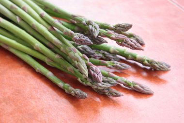 Taze çiğ yeşil kuşkonmaz aldı 