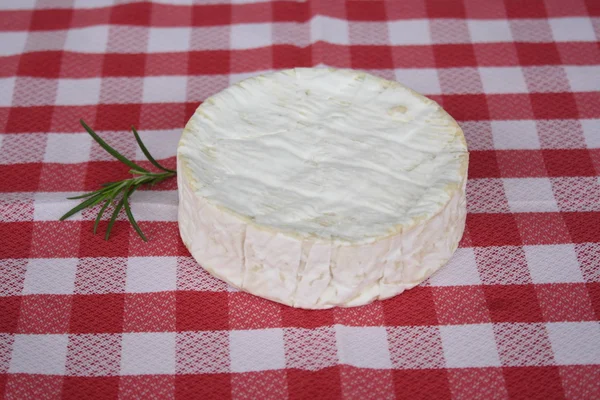 布ナプキンにローズマリーとカマンベール チーズ — ストック写真