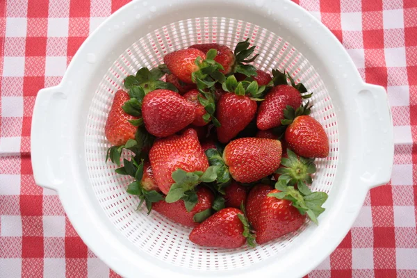 Close-up view of washed strawberries reflecting in a white pot — Stock Photo, Image