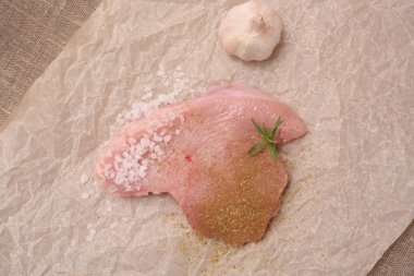 Dereotu ve kırmızı biber, tuz hazır gezmek için çiğ hindi biftek