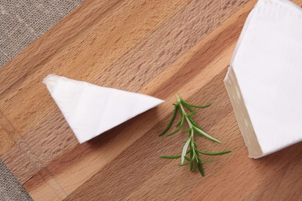 アートをチーズ カマンベール ブリー木製デスク — ストック写真