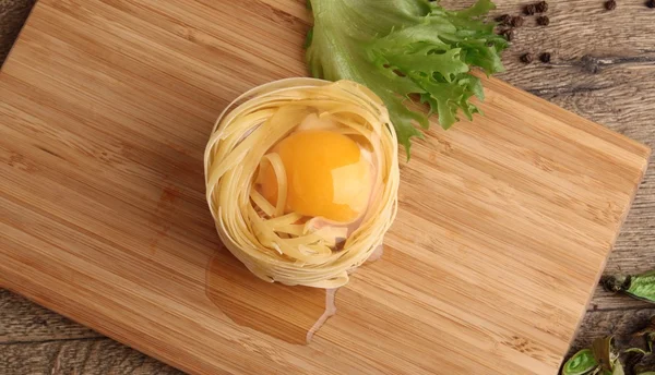 Fettuccini nests with egg — Stock Photo, Image