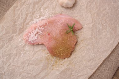 Dereotu ve kırmızı biber, tuz hazır gezmek için çiğ hindi biftek