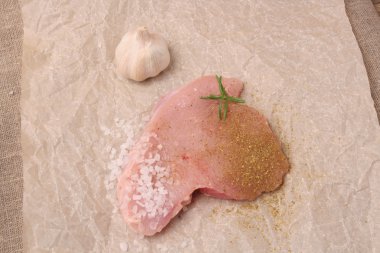 Dereotu ve kırmızı biber, tuz hazır gezmek için çiğ hindi biftek