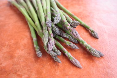 Taze çiğ yeşil kuşkonmaz aldı 