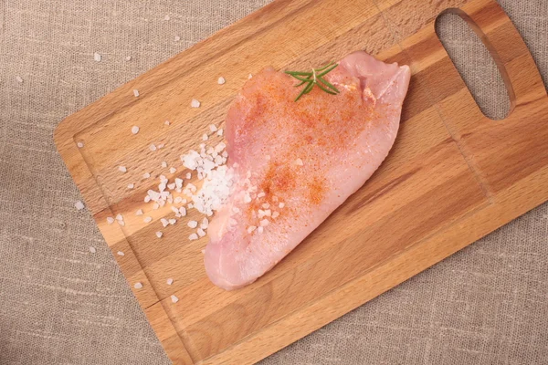 Filete de pavo crudo con eneldo y pimienta roja, sal lista para cocinar —  Fotos de Stock