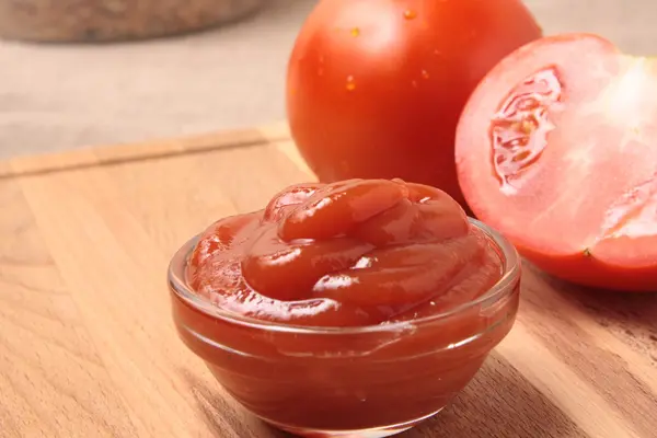 Bol de ketchup ou sauce tomate et tomates fraîches — Photo