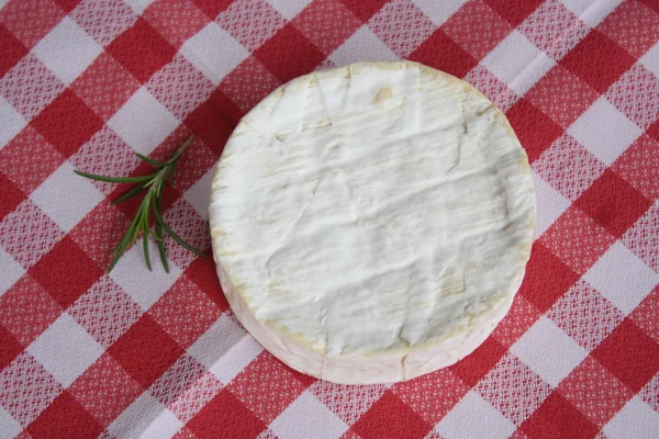 Queso camembert con romero en una servilleta de tela — Foto de Stock