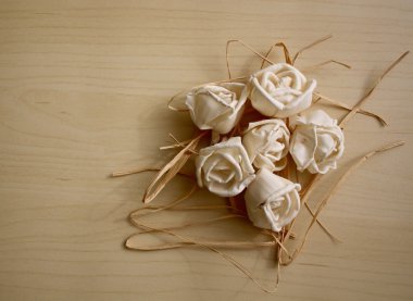 Masanın üzerine gül