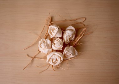 Masanın üzerine gül