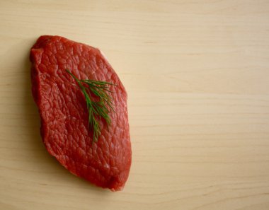 Sığır eti rezene masada