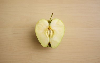 Elma masanın üstünde.