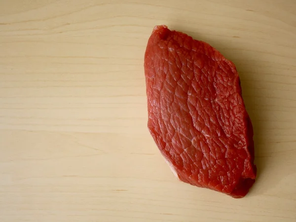 Carne de bovino na mesa — Fotografia de Stock