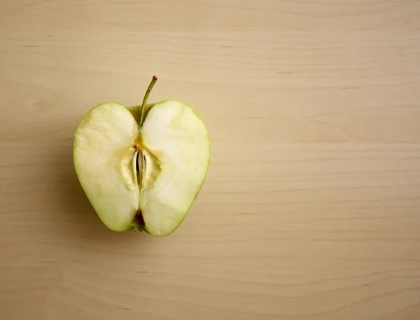 Apfel auf dem Tisch — Stockfoto