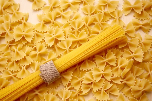 Spaghetti auf Stoffhintergrund — Stockfoto