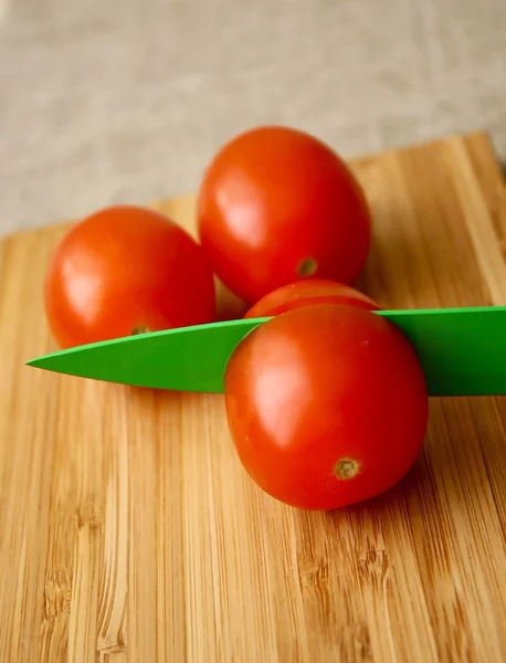 Tomaten auf dem Brett mit Messer — Stockfoto
